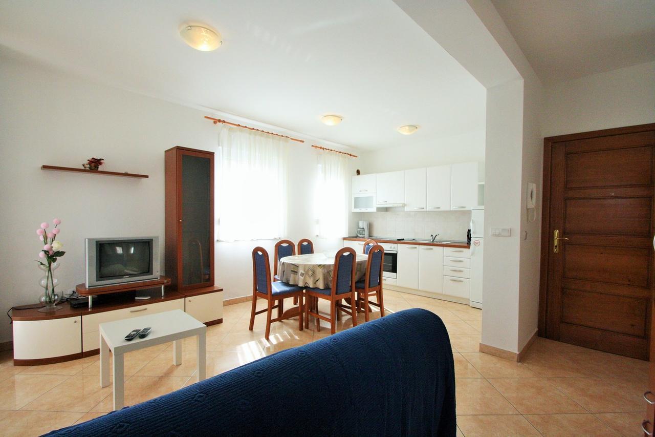 Apartment Bilic With Balcony Πόρετς Εξωτερικό φωτογραφία