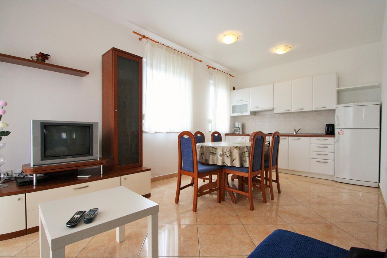 Apartment Bilic With Balcony Πόρετς Εξωτερικό φωτογραφία