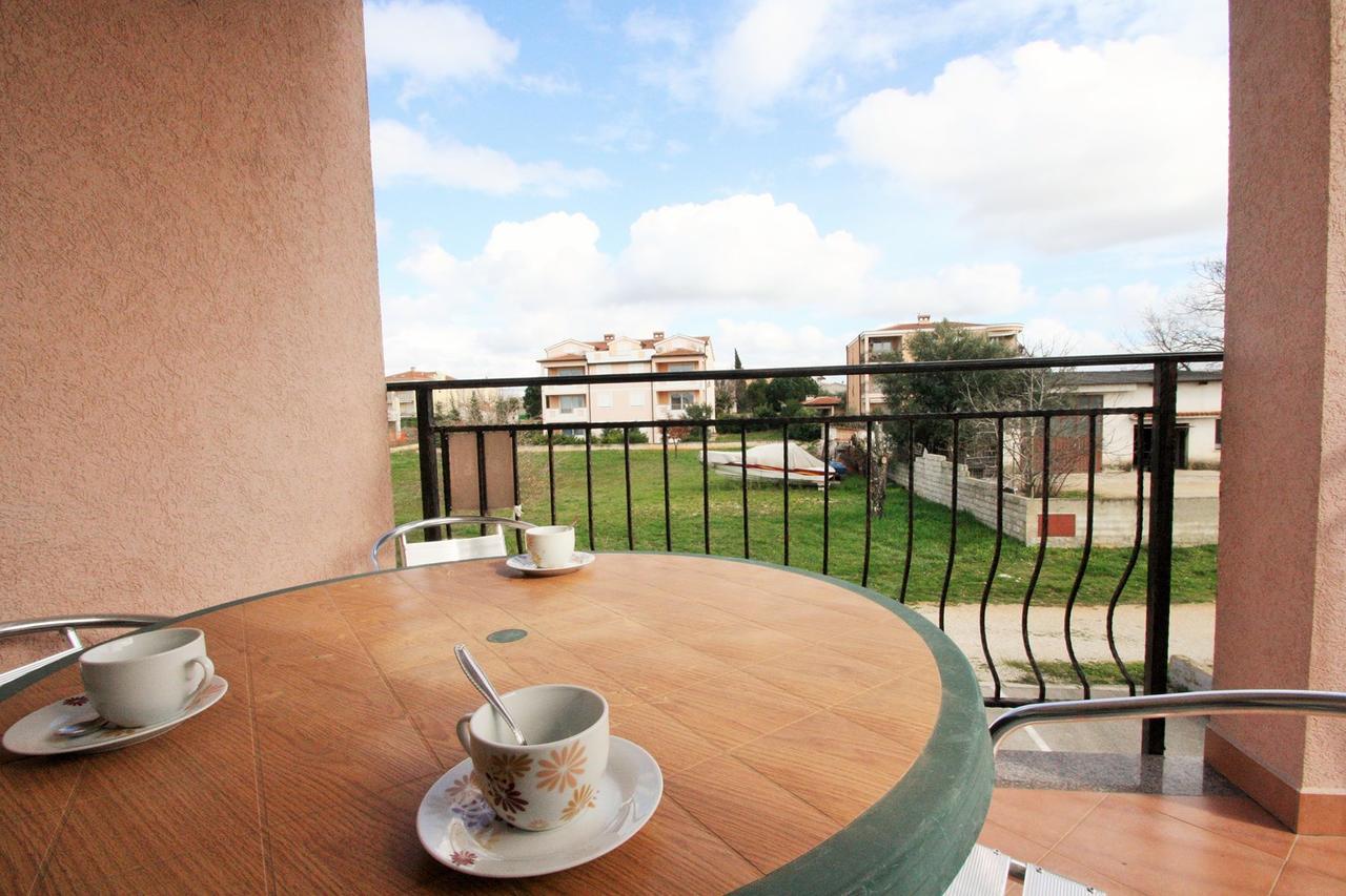 Apartment Bilic With Balcony Πόρετς Εξωτερικό φωτογραφία