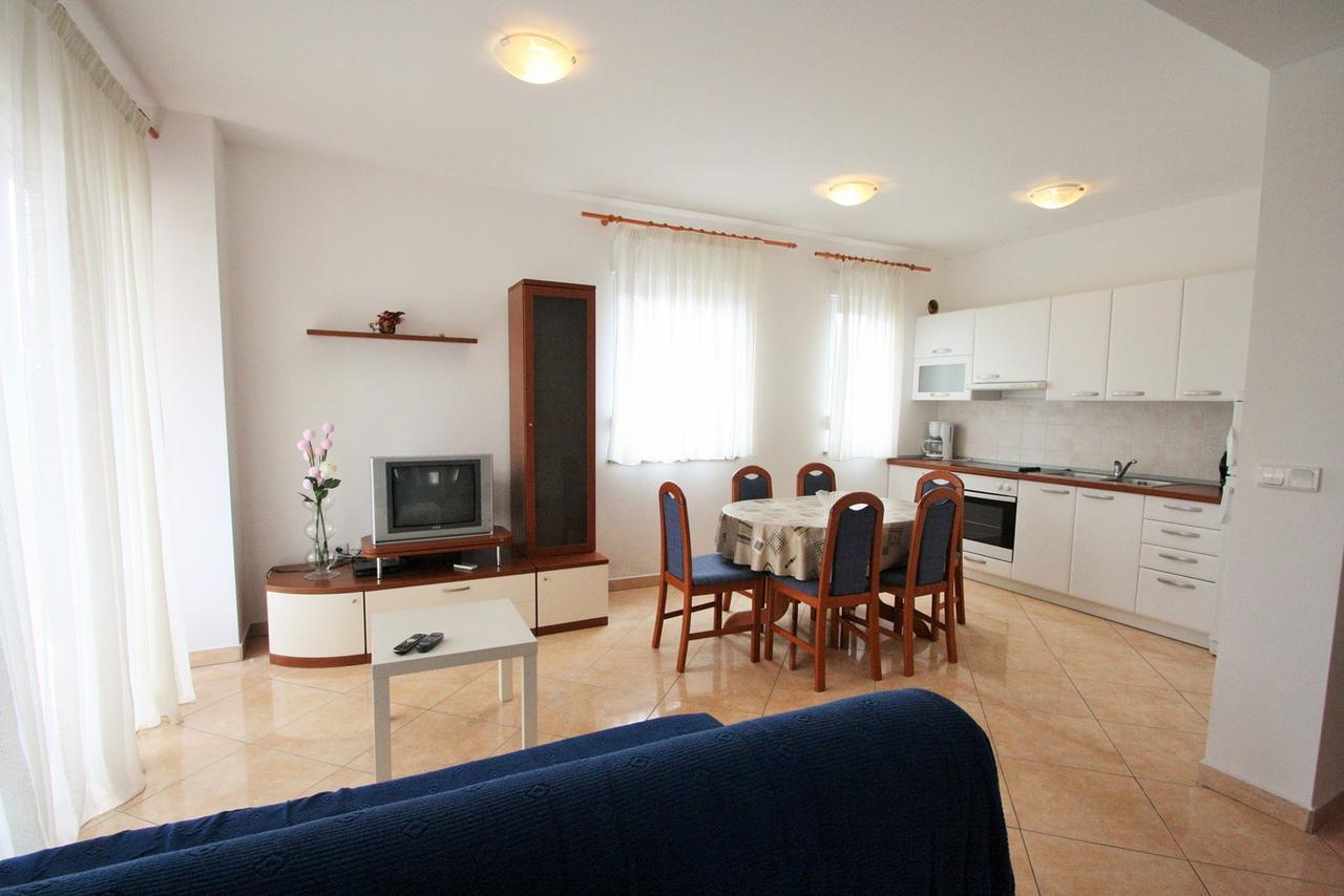 Apartment Bilic With Balcony Πόρετς Εξωτερικό φωτογραφία