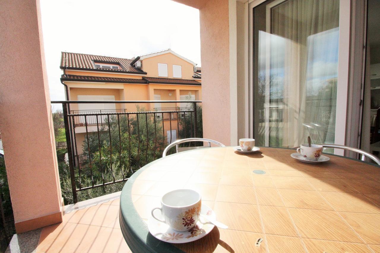 Apartment Bilic With Balcony Πόρετς Εξωτερικό φωτογραφία