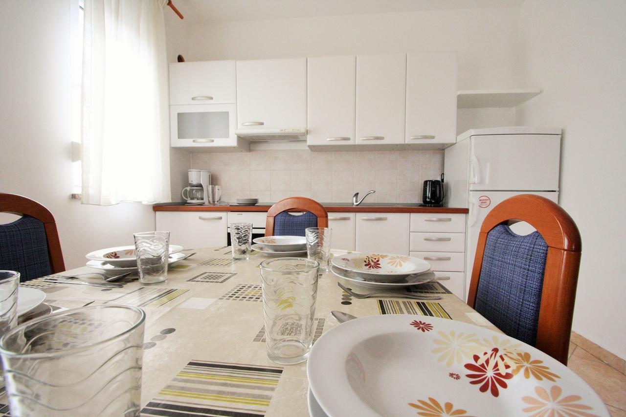Apartment Bilic With Balcony Πόρετς Εξωτερικό φωτογραφία