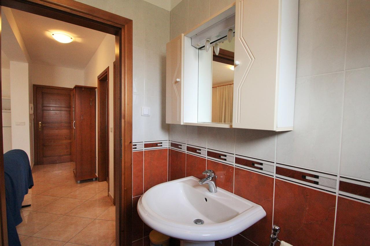 Apartment Bilic With Balcony Πόρετς Εξωτερικό φωτογραφία