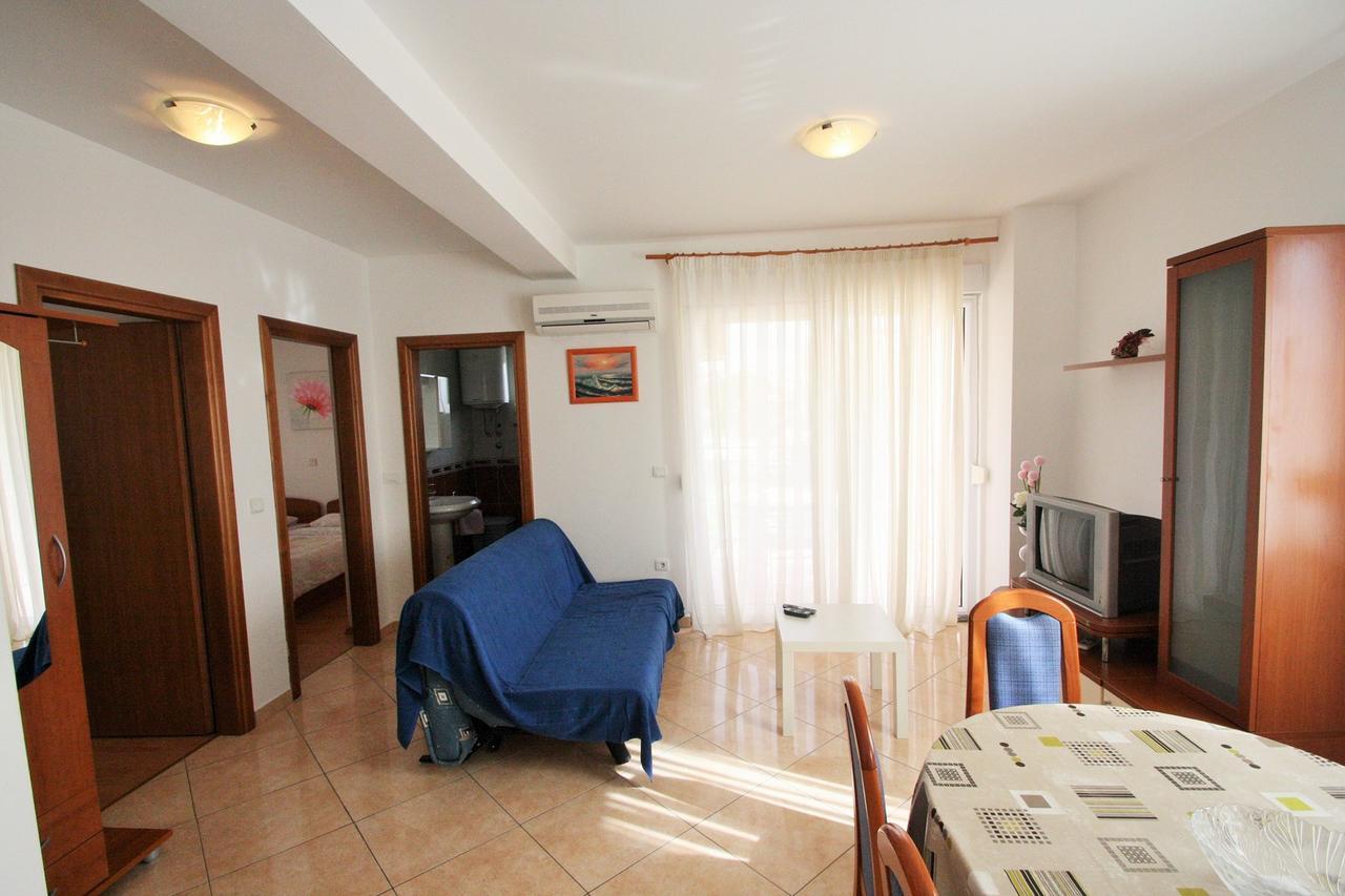 Apartment Bilic With Balcony Πόρετς Εξωτερικό φωτογραφία